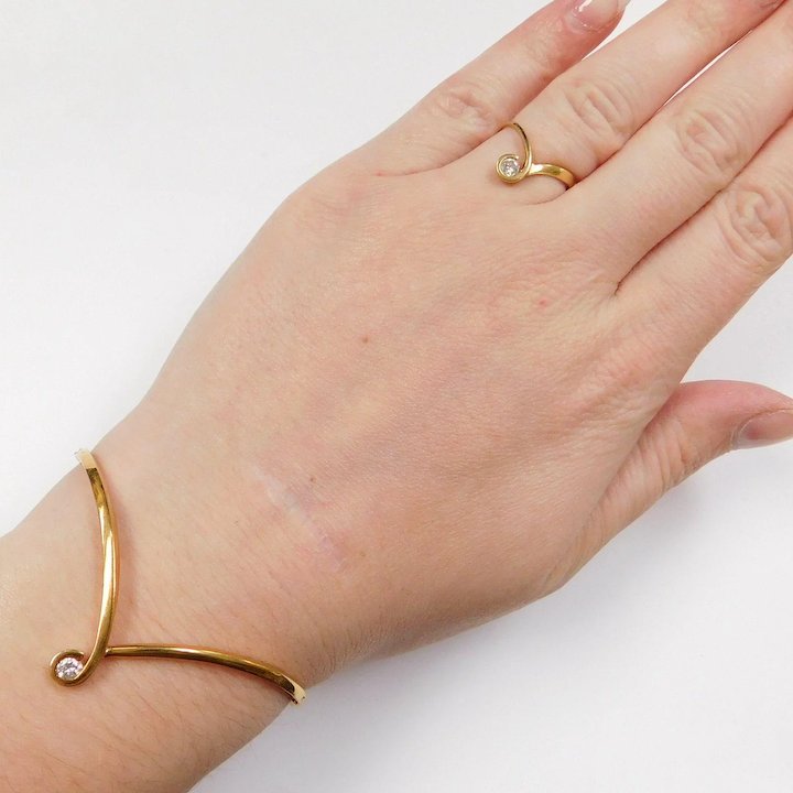 Gold Ring Bracelet Set On Hand Stock Photo 755931820 | Shutterstock