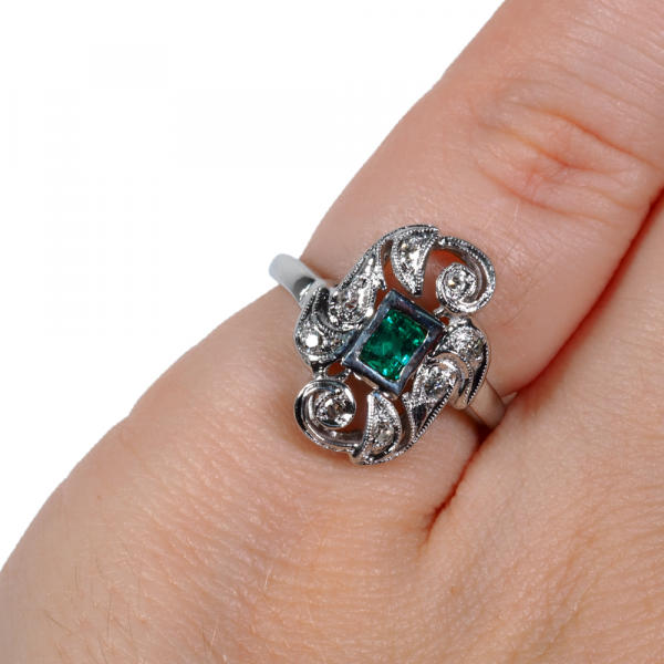 Retro Emerald Ring Hand
