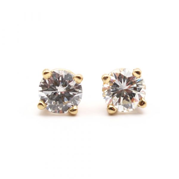 1 carat diamond stud earrings front