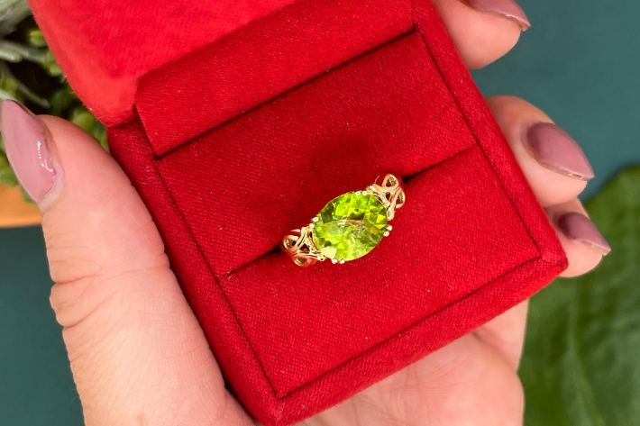 the august birthstone peridot