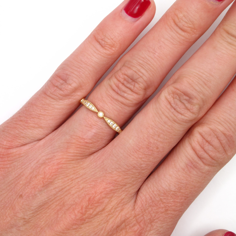 Scalloped wedding shop band yellow gold