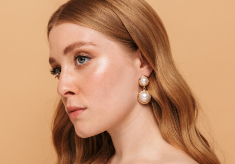 Pearl Earrings Drop style in yellow gold worn by woman