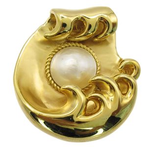 18K Yellow Gold Oyster Shaped Pendant With Swirls Featuring Pearl Center Front View