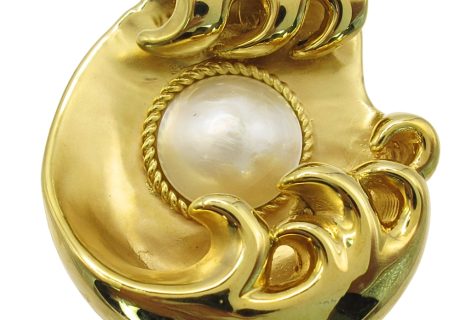 18K Yellow Gold Oyster Shaped Pendant With Swirls Featuring Pearl Center Front View